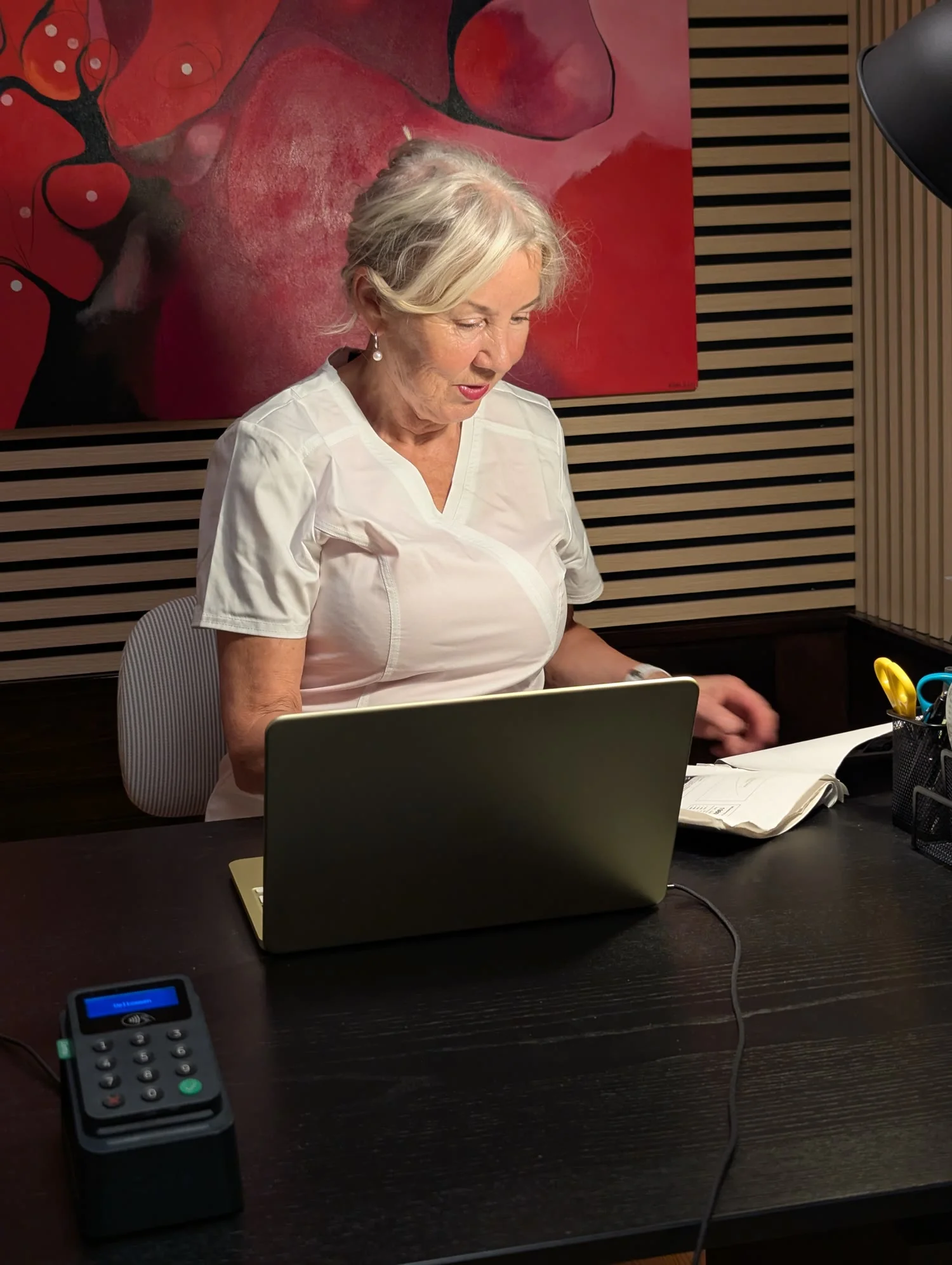 Bente arbeider ved pulten